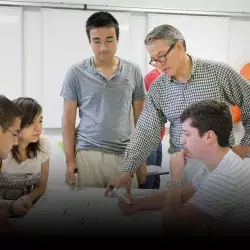 Foto portada alumnos y profesor en clase