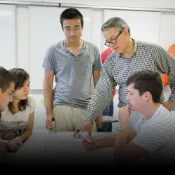 Foto portada alumnos y profesor en clase