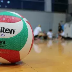 Conoce al coach de voleibol Gabriel Pérez que llevó al triunfo a la selección femenil