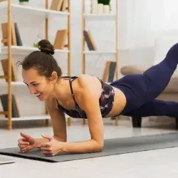 Chica haciendo ejercicio guiado por curso en línea