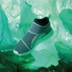tenis-entre-bolsas-de-plastico-pet