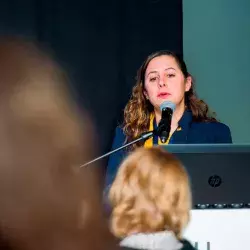 Dina Fajardo dando una conferencia.