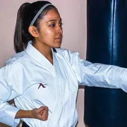 Caro haciendo una pose de karate