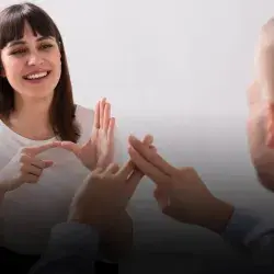 Enfrentan personas con discapacidad auditiva retos en escenario actual