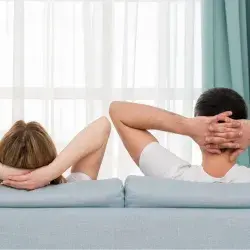 Mujer y hombre relajándose