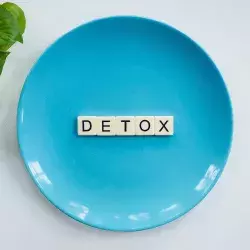 Plato azul con la palabra "detox" dentro