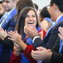 Alumnos de profesional y posgrado disfrutan de grandes momentos en su graduación.