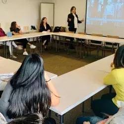 Estudiantes preparándose para la misión comercial