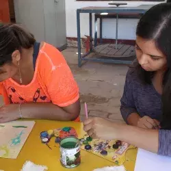 Marifer haciendo servicio social