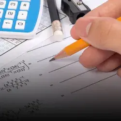 Persona resolviendo prueba de matemáticas