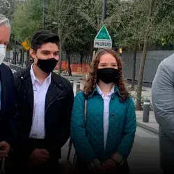 Alumnos junto a Mario Adrián Flores, vicepresidente Región Monterrey y Adrián de la Garza, presidente municipal de Monterrey