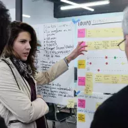 Adriana Ojeda durante explicación de estrategias de diseño