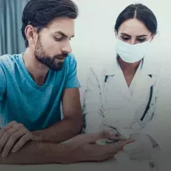 Hombre joven junto a doctora aplicando prueba de glucosa