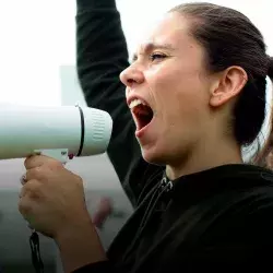 Mujer alzando la voz en protesta