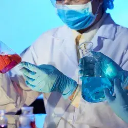Estudiantes en laboratorio analizan muestras 