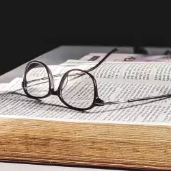 Lentes y un libro. 