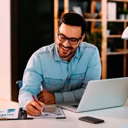 Hombre haciendo home office