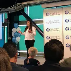 Ana Campos dando su discurso en Toastmasters 