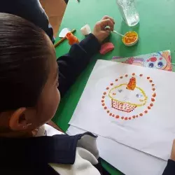 Niña en taller de Lecturnio