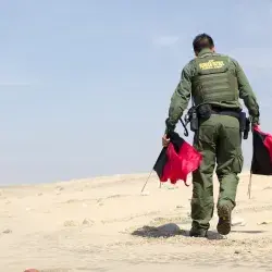 Desde hace décadas el sistema migratorio de Estados Unidos es una maraña de leyes añejas y reformas que ocasiona atascos en los procesos de quienes tramitan algún tipo de visa. Que demanda medidas de protección de la frontera con México que son incongruentes con una realidad de la que se aprovechan los traficantes de personas.  Que en varias ocasiones ha reventado la capacidad de las autoridades para gestionar el creciente número de inmigrantes que llegan a sus instalaciones. Desgraciadamente, la inmigració