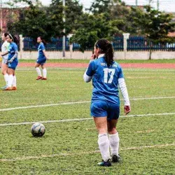 Danna Leal jugando fútbol