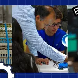 Equipo de ingeniería, profesor explicando y alumno trabajando desde casa