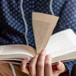 Joven leyendo día mundial del libro y los derechos de autor