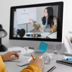 mujer tomando clases en línea