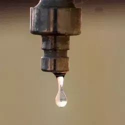 Gota de agua cayendo de una llave