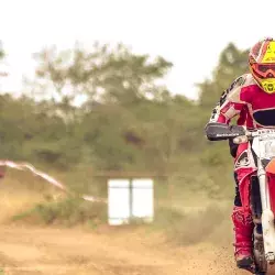 Moto en rally de enduro