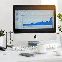 Computadora de escritorio mostrando gráficas 