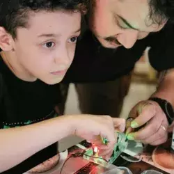 Niño y su papá utilizando el kit  de juego de Labgo