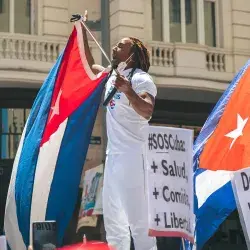 Manifestante en calles de La Habana