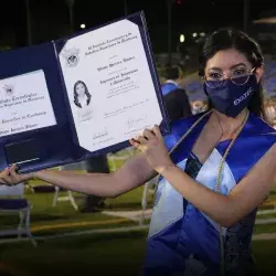 Wendy Herrera Líder del Mañana levantando su título profesional en la Ceremonia de Graduación 2021