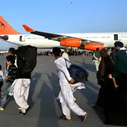Una familia afgana intenta huir del país ante el regreso de los talbanes al poder