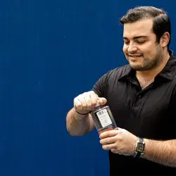 Creador de Maka sosteniendo su producto