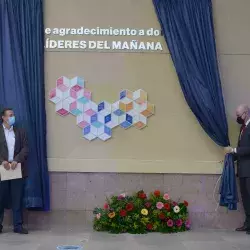 Develació del muro de agradecimiento al programa Líderes del Mañana