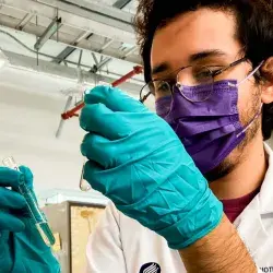 Mexicano busca usar bacteria para eliminar petróleo y es premiado
