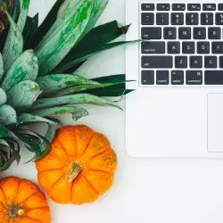 frutas a lado de una computadora portatil