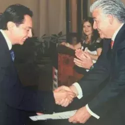 Jaime Delgado recibiendo su título