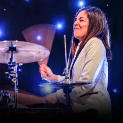 ¡Pone el beat en UK! Baterista mexicana lleva su jazz a festival