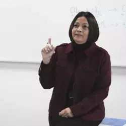 Reconocen labor de profesora por divulgación de la ciencia en jóvenes