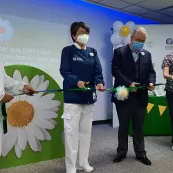 Corte de listón durante el lanzamiento del premio DAISY en el Hospital San José.