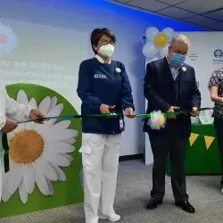 Corte de listón durante el lanzamiento del premio DAISY en el Hospital San José.