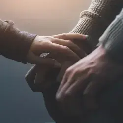 Persona tomando de la mano a otra persona