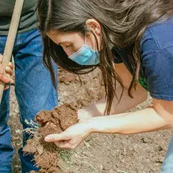 ¡Piensa verde! Egresada crea empresa que busca recuperar los suelos