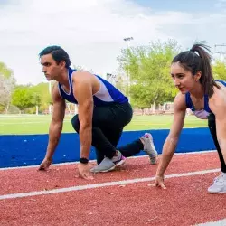 Sofia y Carlos en posición de marcas en la pista de atletismo