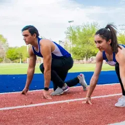 Sofia y Carlos en posición de marcas en la pista de atletismo