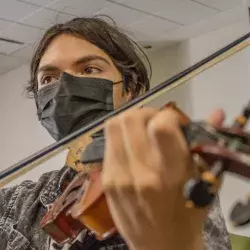 Estudiante de PrepaTec toca el violín en inauguración del Aeropuerto Felipe Ángeles