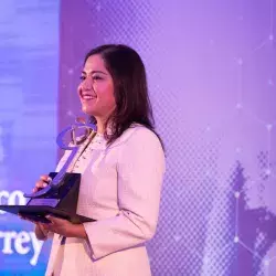 Janet Gutierrez fue reconocida con el Premio Rómulo Garza que premia su trayectoria destacada en el ámbito científico